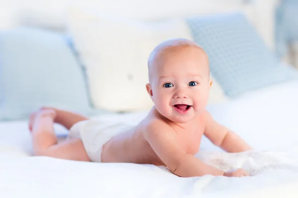 Junge auf weißem Bett — Stockfoto