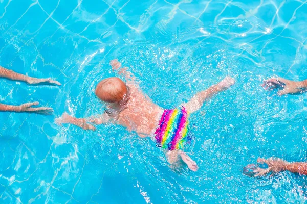 Bebé nadando bajo el agua — Foto de Stock