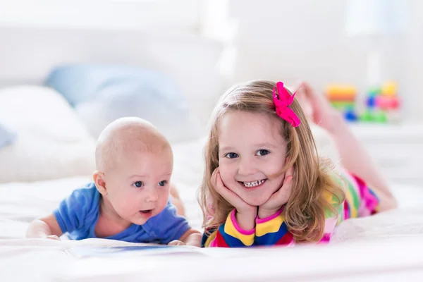 Kinder lesen im weißen Schlafzimmer — Stockfoto