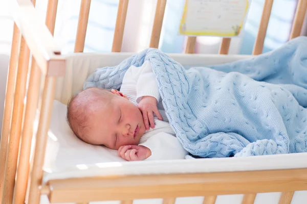 Newborn baby boy in hospital cot — Φωτογραφία Αρχείου