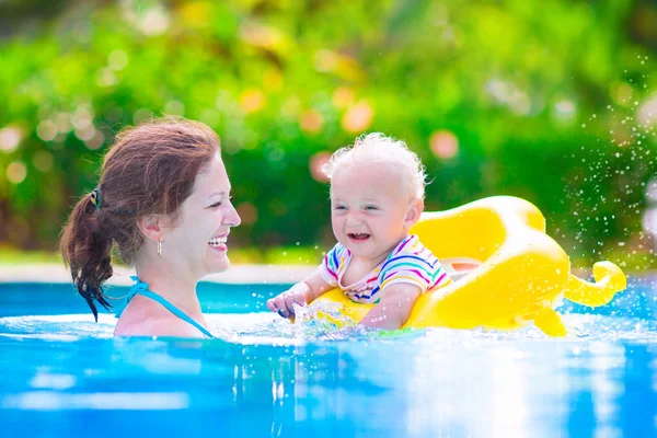 Mor och barn i poolen — Stockfoto