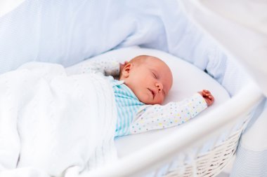 Şirin bebek beyaz yatakta