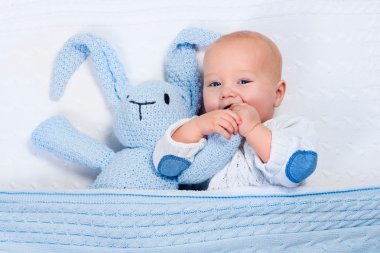 Mavi örgü bunny oyuncakla oynamak erkek bebek