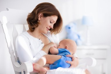 Mutlu genç anne ile evde erkek bebek