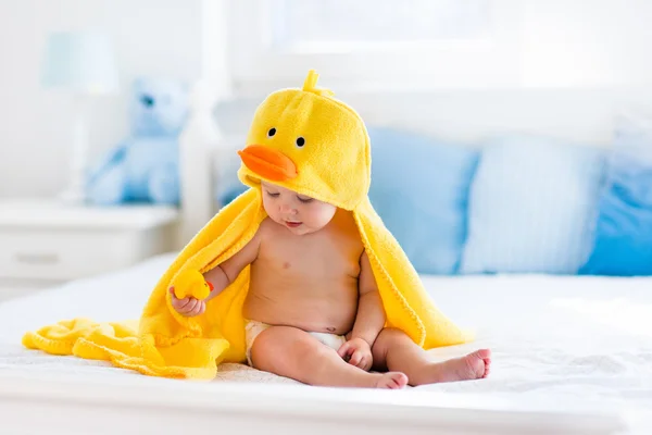 Lindo bebé después del baño en toalla de pato amarillo — Foto de Stock