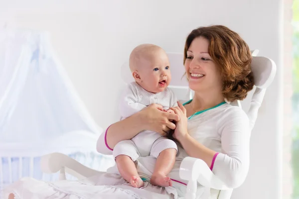 Anya és a baba-fehér hálószobában — Stock Fotó