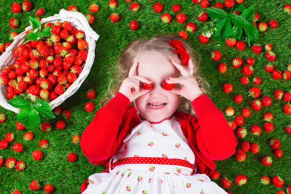 Mała dziewczynka jedzenie truskawki — Zdjęcie stockowe