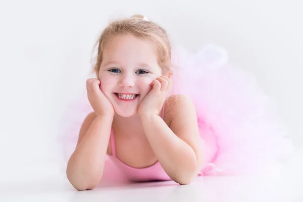 Pequena bailarina em tutu rosa — Fotografia de Stock