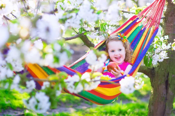 Menina relaxante em uma rede — Fotografia de Stock