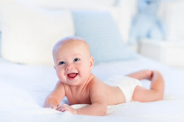 흰색 침대에 아기 — 스톡 사진