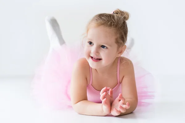 Pequena bailarina em tutu rosa — Fotografia de Stock