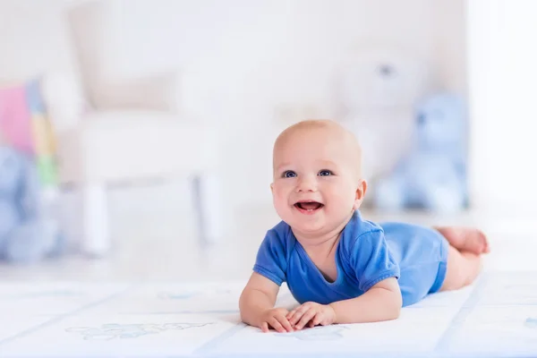 Baby pojke i vit plantskola — Stockfoto