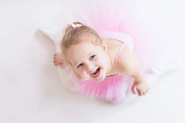 Pequena bailarina em tutu rosa — Fotografia de Stock