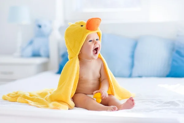 Sarı ördek havlu banyoda sonra şirin bebek — Stok fotoğraf