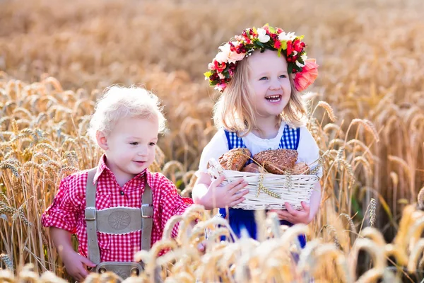 Niños en trajes bávaros en el campo de trigo —  Fotos de Stock