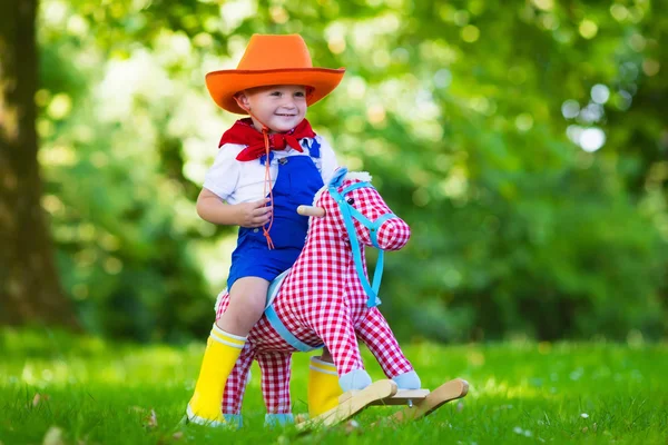 Kind spielt mit einem Spielzeugpferd — Stockfoto