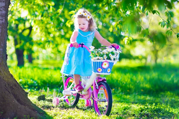 Liten flicka Rider en cykel — Stockfoto