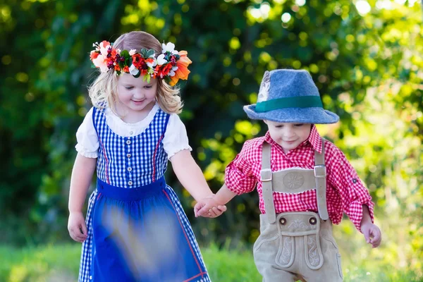 Дети в баварских костюмах на пшеничном поле — стоковое фото