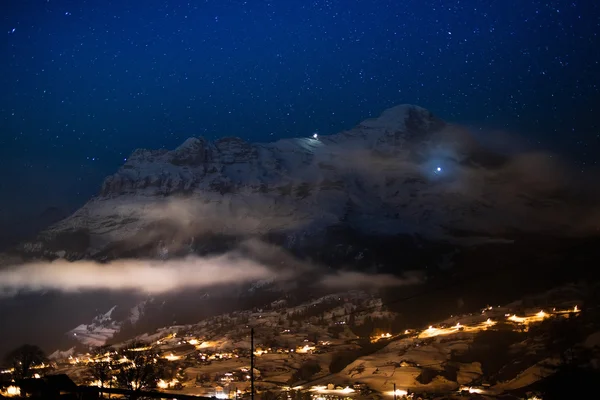 Vista noturna de Eiger face norte, Alpes, Suíça — Fotografia de Stock