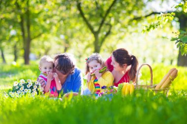 Çocuklarla olan piknik açık havada genç aile