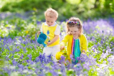 Bluebell çiçekli bir bahçede çocuklar