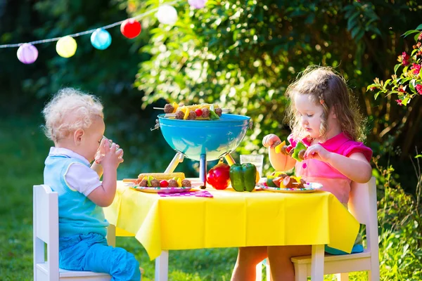 Grill party in giardino per bambini — Foto Stock