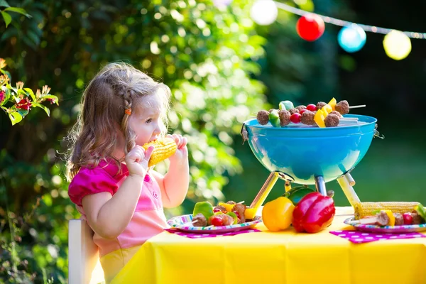 Niña en la fiesta de parrilla de jardín — Foto de Stock