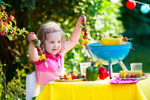 Menina na festa do jardim grill — Fotografia de Stock