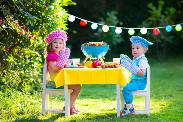 Garden grill party för barn — Stockfoto