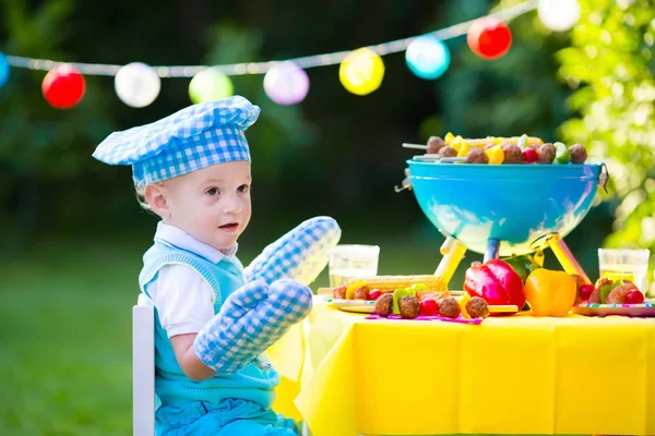 Liten pojke på garden grill fest — Stockfoto
