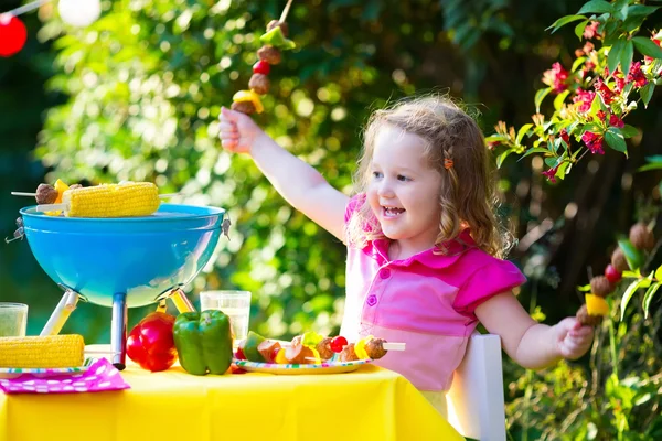 Bambina alla festa barbecue in giardino — Foto Stock