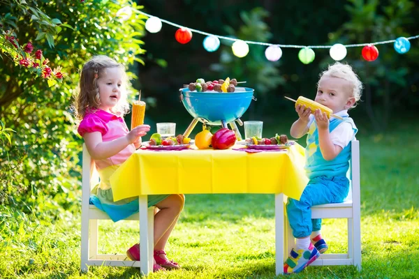 아이 들을 위한 정원 그릴 파티 — 스톡 사진