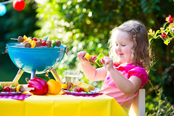 Malá holčička v zahradní gril party — Stock fotografie