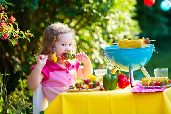 Bambina alla festa barbecue in giardino — Foto Stock