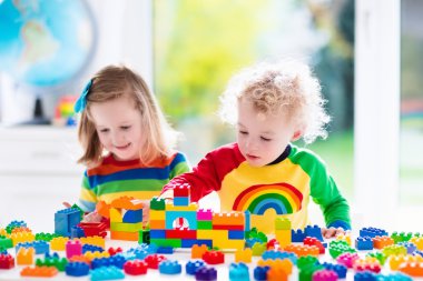 Renkli plastik bloklarla oynayan çocuklar