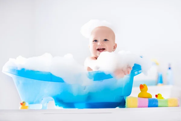 Kleines Baby beim Baden — Stockfoto