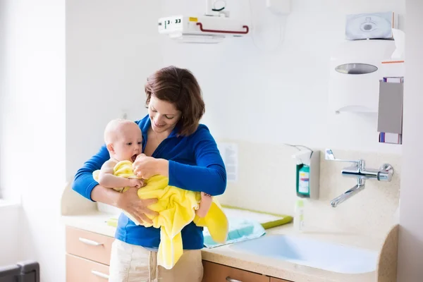 Mother bathing baby in hospital room — Stock Photo, Image