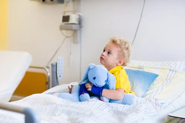 Little boy in hospital room — Stockfoto