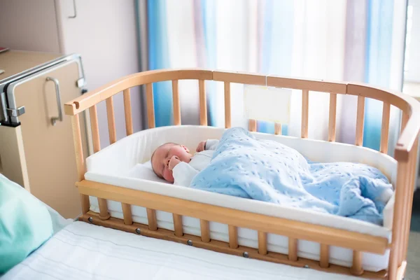 Newborn baby boy in hospital cot — Stock Photo, Image