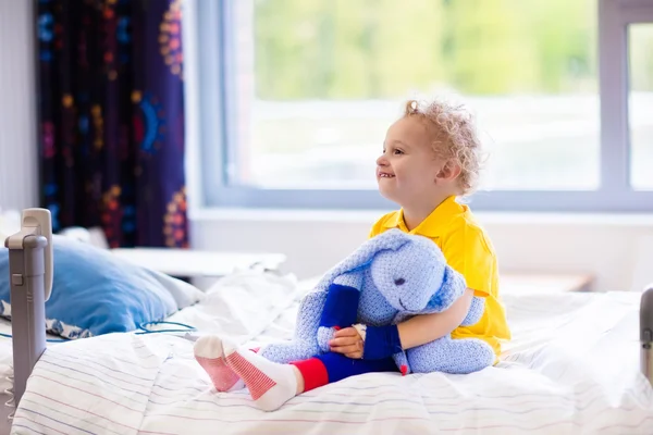 Little boy in hospital room — Stok fotoğraf