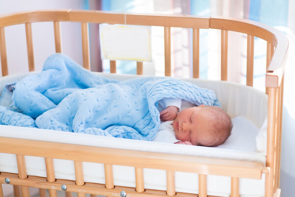Новорожденный мальчик в больничной койке
