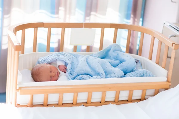Newborn baby boy in hospital cot — Stockfoto