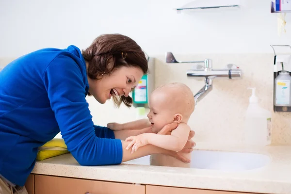 Mother bathing baby in hospital room — ストック写真