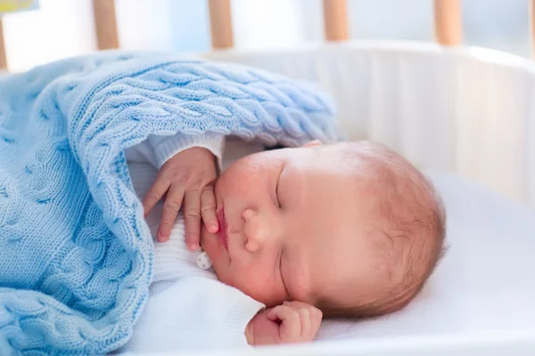 Newborn baby boy in hospital cot — Φωτογραφία Αρχείου