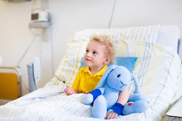 Little boy in hospital room — Stok fotoğraf
