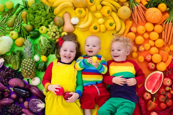 Nutrição saudável de frutas e vegetais para crianças — Fotografia de Stock