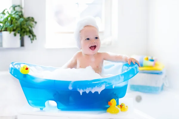 Маленька дитина приймає ванну — стокове фото