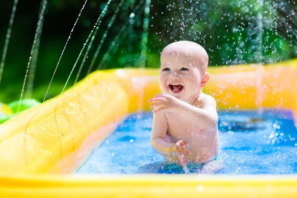 Счастливый ребенок играет в бассейне — стоковое фото