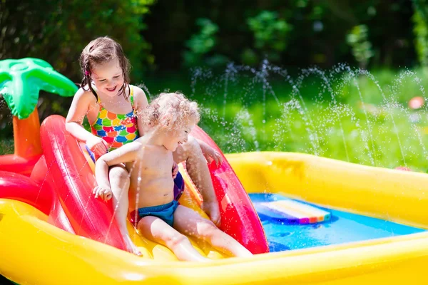 Niños jugando en piscina inflable — Foto de Stock