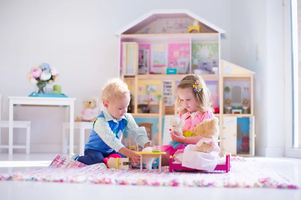 ぬいぐるみや人形の家で遊んでいる子供 — ストック写真